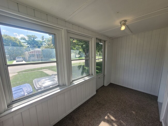 Building Photo - 2 Bedroom Home with Fenced Yard and Shed!