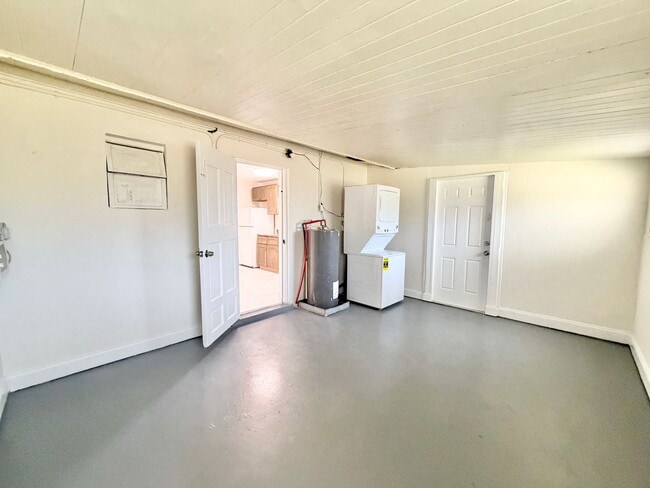 Building Photo - 618 6th Ave