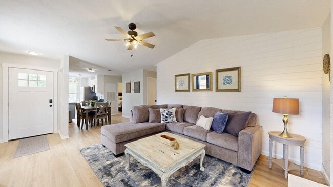 Building Photo - 608 Navarro Dr