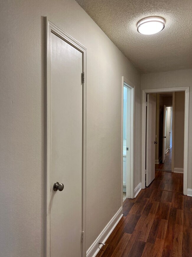 Building Photo - 2 Bedrooms w/ Scenic View