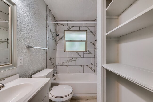 Building Photo - 307 W 4th St