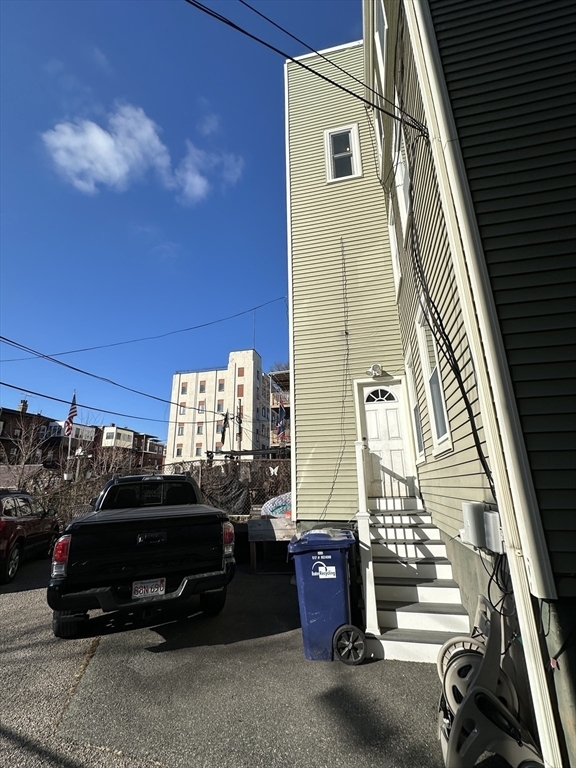Building Photo - 587 E 4th St
