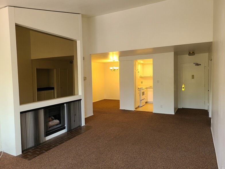 Living Room - 440 Veteran Ave