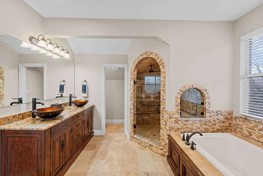 Building Photo - 200 Cove Dr