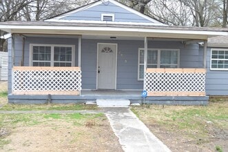 Building Photo - 3 Bedroom 1 Bathroom