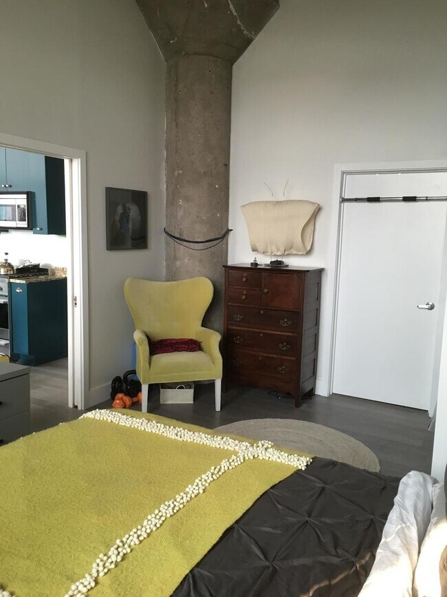 Building Photo - 320 E 21st St