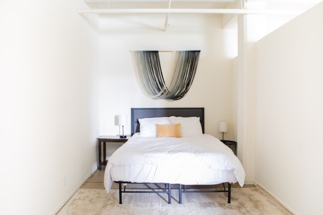 Building Photo - 823 N 2nd St