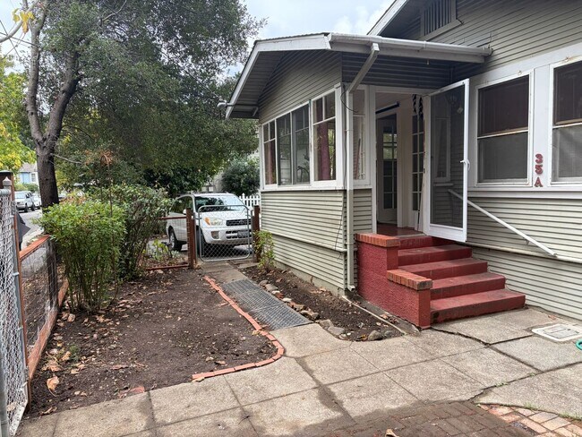 Building Photo - Terrific Fairfax Location**Washer/Dryer**Yard**Storage**Parking**