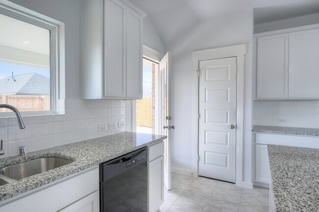 Building Photo - 21251 Shr Blf Dr