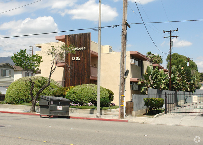 Building Photo - 1202 S Mayflower Ave