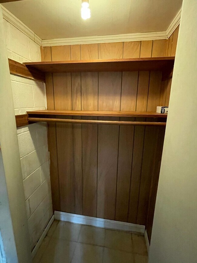 Building Photo - Large Duplex home with giant deck, parking, in quiet neighborhood, Available in June