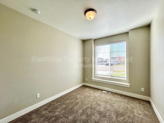 Building Photo - 2090 N Banjo Ct