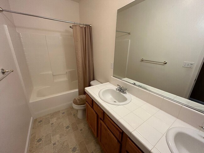 Building Photo - Beautiful 3 Bedroom/2 Bathroom + Office in...