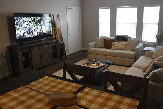 Building Photo - Spacious 2/2 Condo Minutes from Campus. Fu...