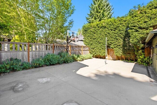 Building Photo - Stunning 1909 Craftsman w/ AC in Coveted Capitol Hill