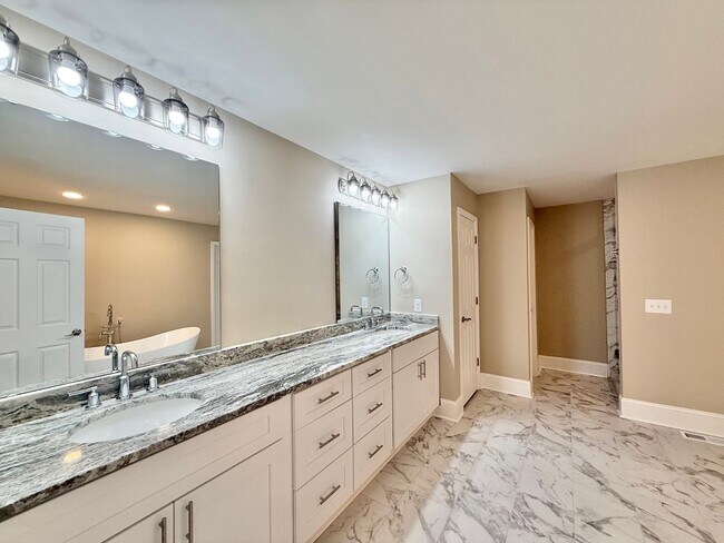 Building Photo - Newly Remodeled Ranch-Style 4BD, 3.5BA Ral...