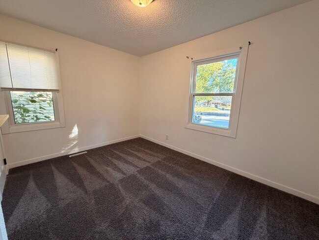 Building Photo - Cute 2 bedroom $795 per month