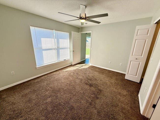 Building Photo - 3/2 Spacious Saint Cloud Home with fenced ...