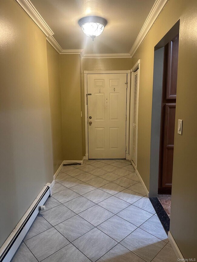 Building Photo - 10 Skyline Dr