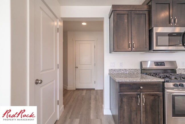 Building Photo - 4 Bed/2.5 Bath Townhome in Desert Bluff!