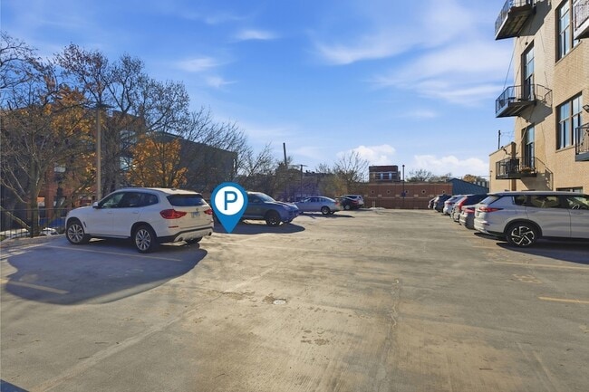 Building Photo - 823 N Hoyne Ave