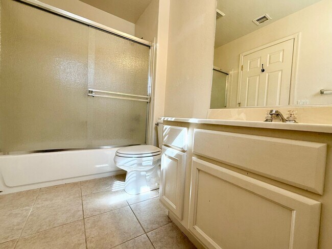 Building Photo - BEAUTIFUL 3 BEDROOM TOWNHOME!