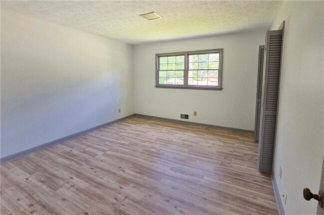 Building Photo - 6684 Londonderry Dr