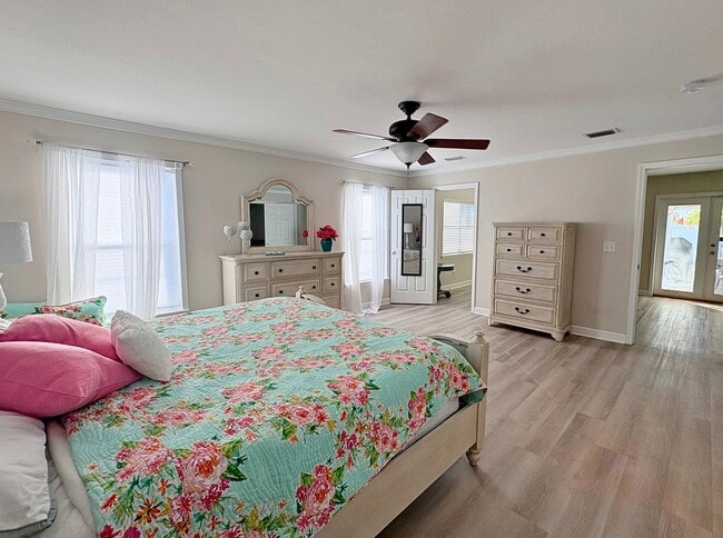 Building Photo - Spacious 3BR Home with Garage, Fenced Yard & Covered Patio in Seminole