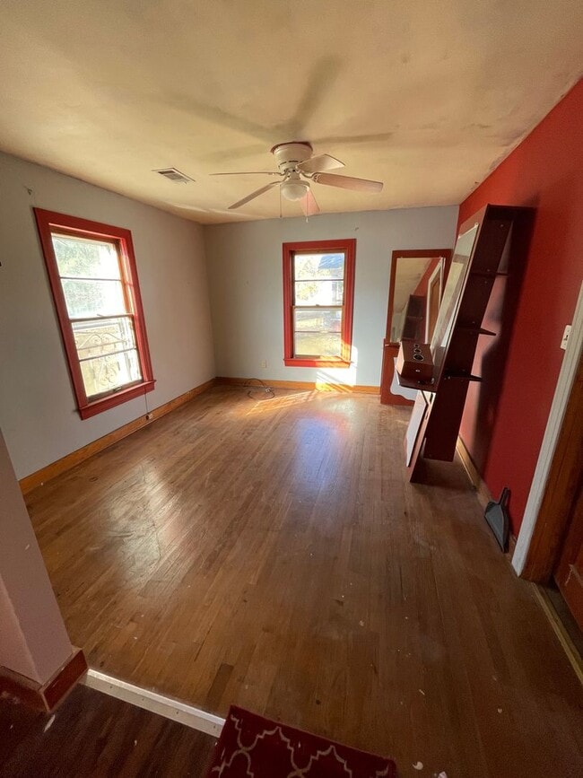 Building Photo - 3 bedroom 2 bathroom house