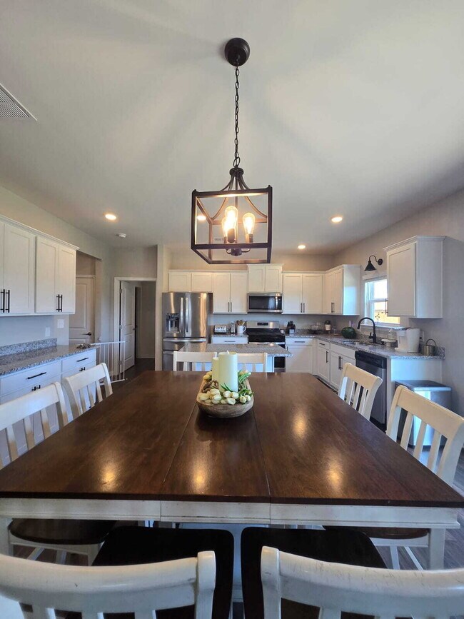 Building Photo - Charming Home in Sweet Briar Community