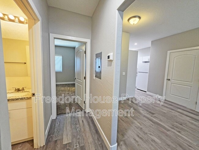 Building Photo - 1121 Sixshooter Ave