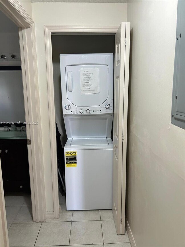 Building Photo - 3410 Coral Wy