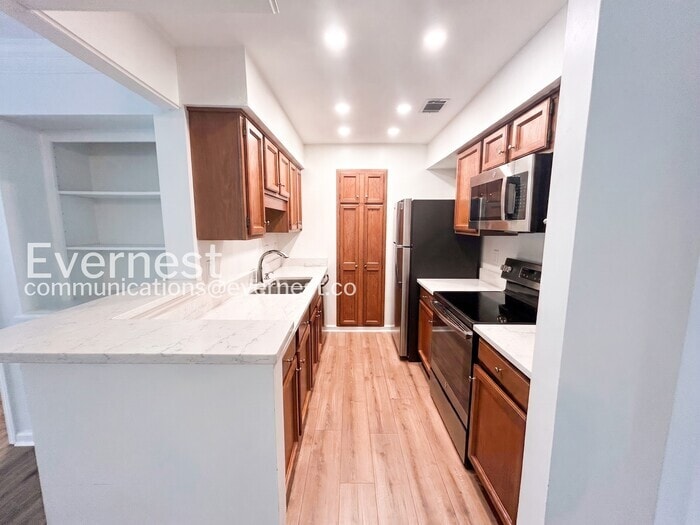 Building Photo - 25109 Plantation Dr NE