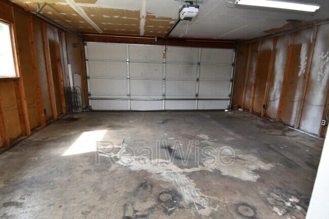 Building Photo - 2923 NE Denn Ave