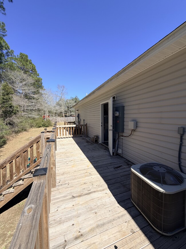 Building Photo - 13585 Laurel Oaks Ln