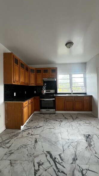 Building Photo - 1002 Chandler Ave