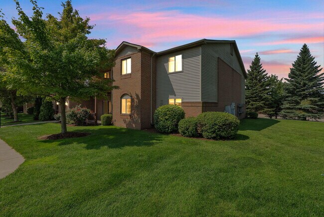 Building Photo - 2592 Eagles Cir