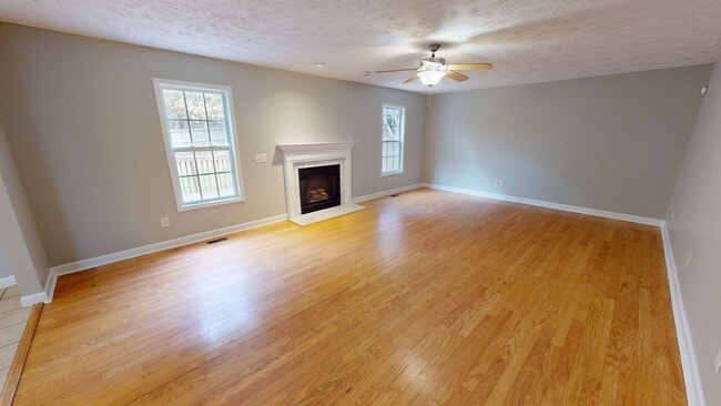 Building Photo - Open Floor Plan with Fenced Back Yard in L...