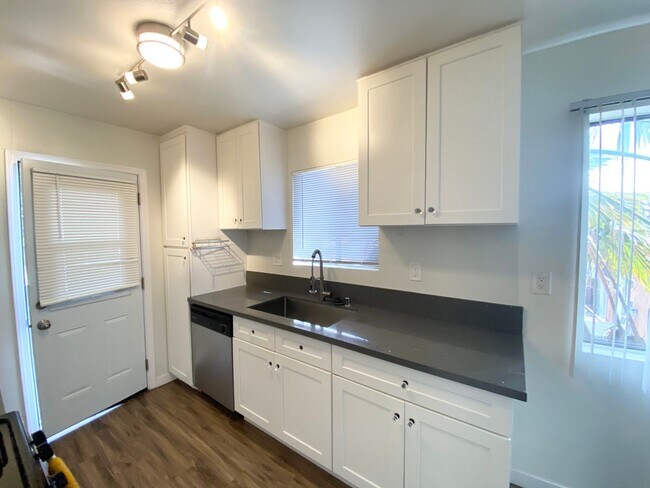 Building Photo - Charming 1-Bedroom Apartment with Modern Upgrades – Move-In Ready!