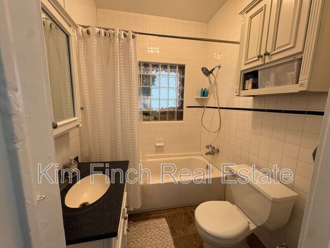 Building Photo - 1149 S Lk St