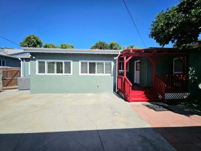 Building Photo - **Charming 3-Bedroom Home in Burbank Rancho**