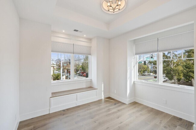 Building Photo - 261 E Bellevue Ave