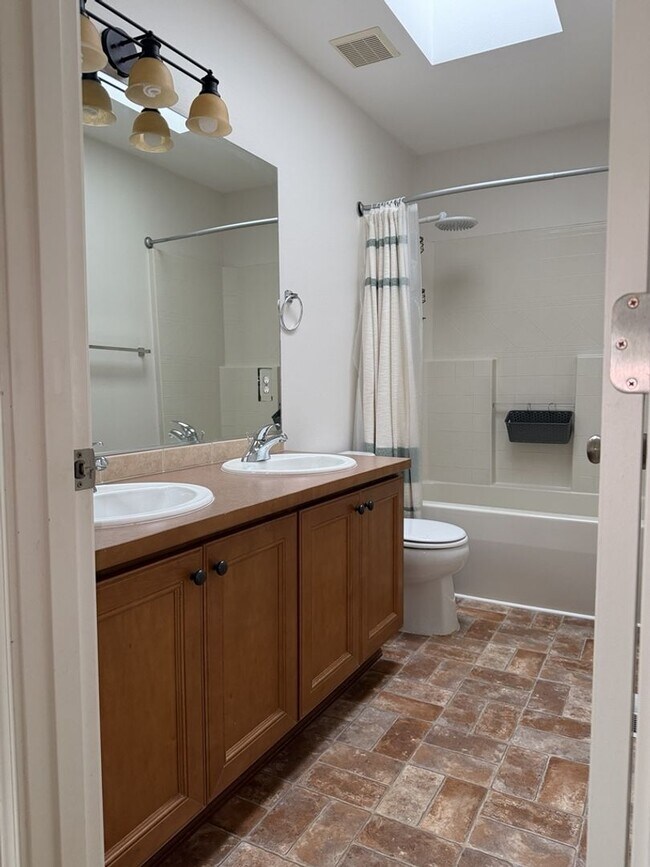 Building Photo - Spacious 3 Bed/2.5 Bath Federal Way Home.