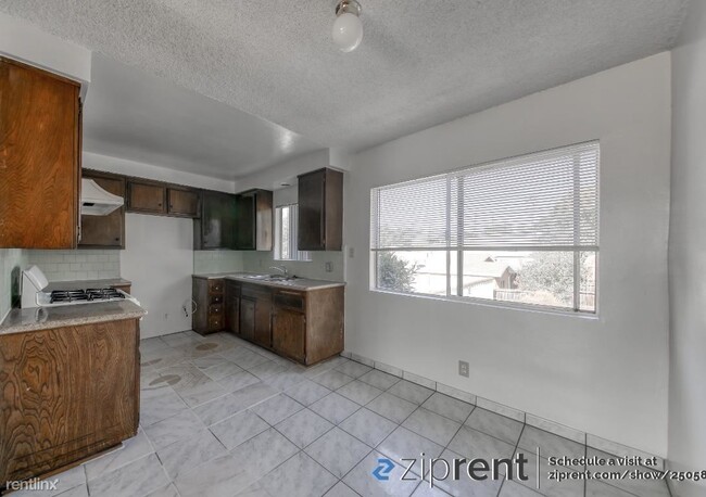 Building Photo - 2 br, 1 bath Triplex - 2218 Lincoln Park A...