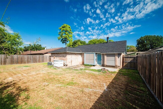 Building Photo - 10906 Maple Rock Dr