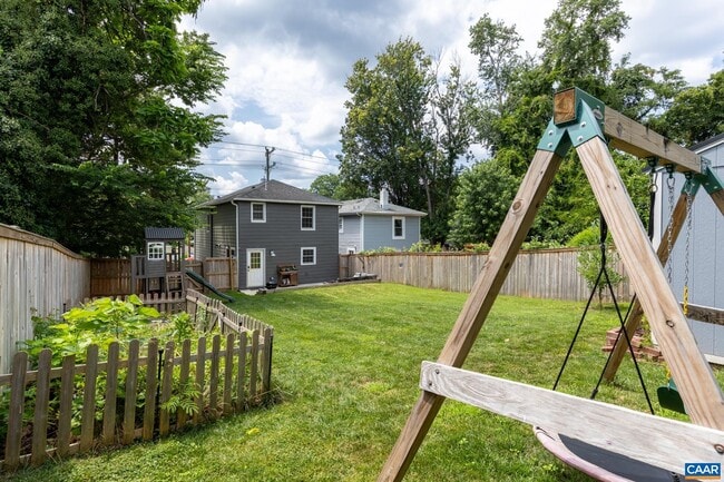 Building Photo - 903 Charlton Ave