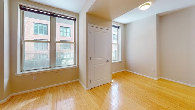 Building Photo - Spacious One Bedroom Plus Den W/MASSIVE Pr...