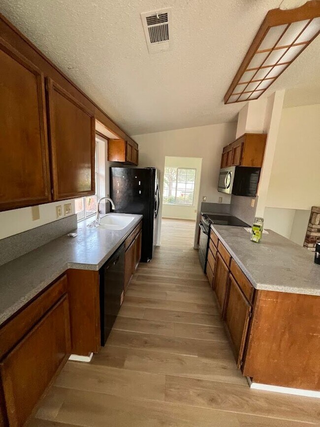 Building Photo - 3bd/2ba Single Story, Fresh Updates, Huge Backyard