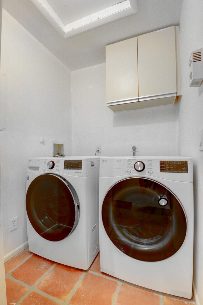 Building Photo - 4666 Fountains Dr S