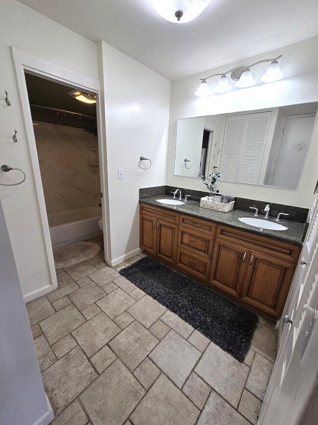 Building Photo - Fully Furnished 1br/1bath/1pkg Condo at Villa at Eaton Square